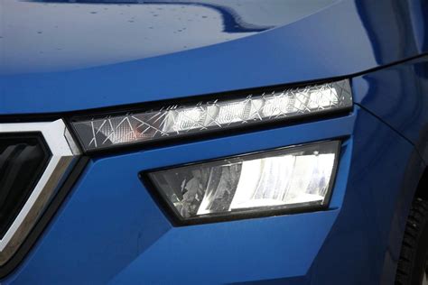 Štýlové auto s rozsvietenými dennými svetlami