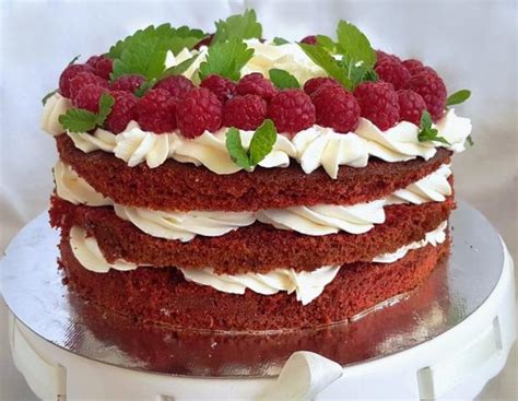 Red Velvet torta s krémom a ovocím