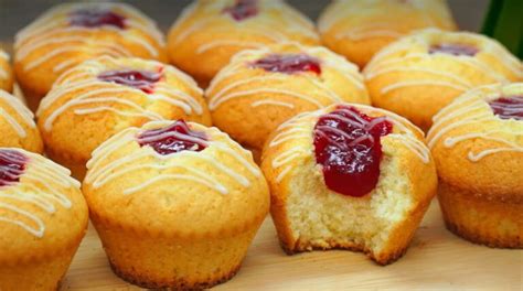 rozložené suroviny na citrónové muffiny