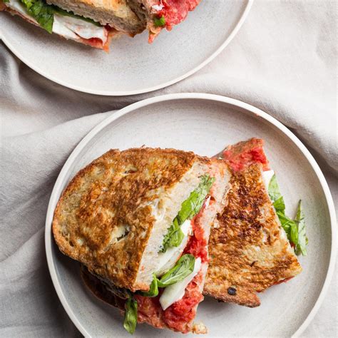 kváskový chlieb s mozzarellou, paradajkami a bazalkou