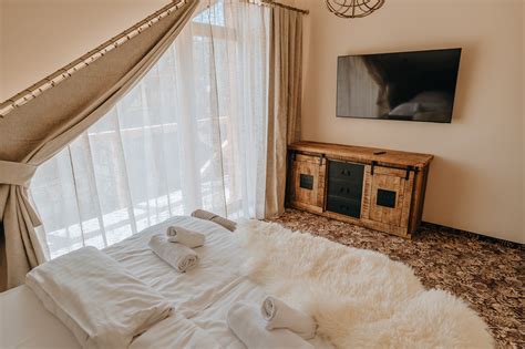 Interiér hotelovej izby s výhľadom na hory