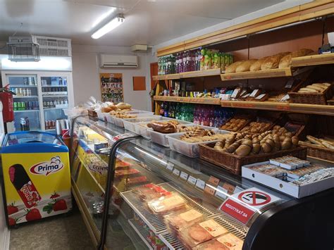 Interiér tradičnej pekárne s čerstvým pečivom