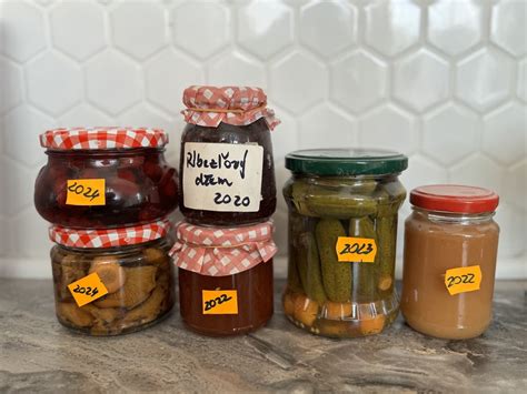 Rôzne druhy zaváranín v pohároch