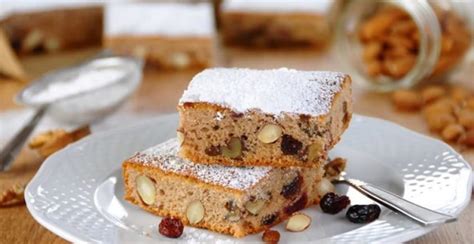 Brownies so špaldovou múkou, orechmi a sušeným ovocím