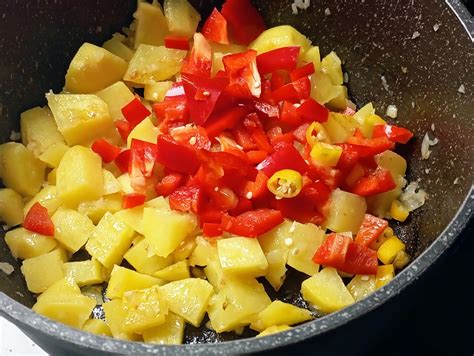 Zemiaky a paprika v hrnci