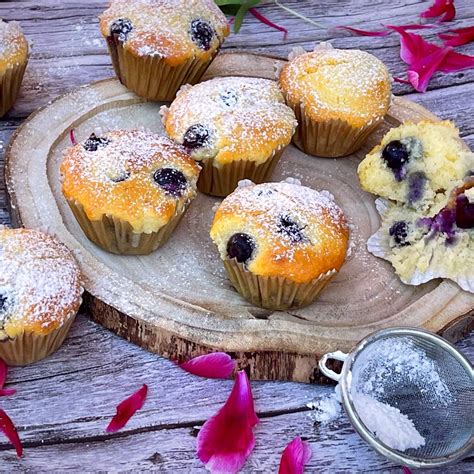 Čerstvé čokoládové muffiny s čučoriedkami