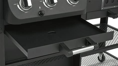 Detail teplomeru na veku plynového grilu