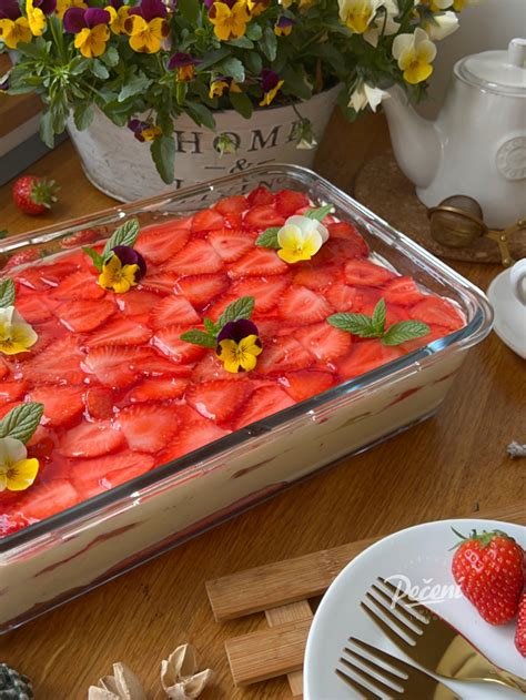 Vrstvené jahodové tiramisu v zapekacej mise