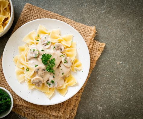 Hotová šampiňónovo-syrová omáčka s cestovinami