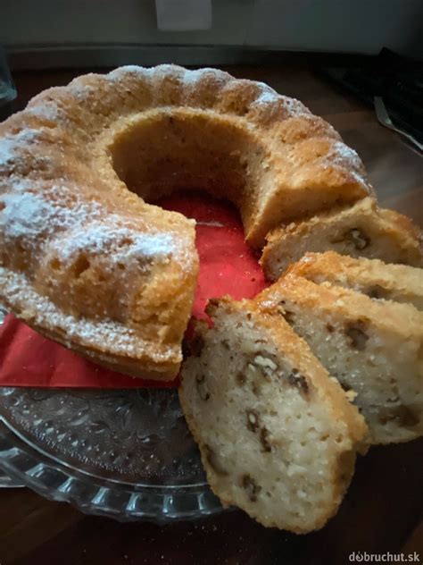 Bábovka s višňami a orechmi