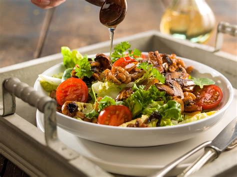 Šalát s grilovanými šampiňónmi a mäsovými guľôčkami