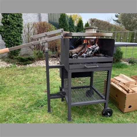 Gril s rozloženým uhlím