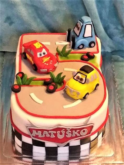 Ilustračná fotografia torty v tvare autíčka