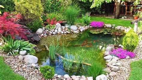 Záhradné jazierko s tečúcou vodou