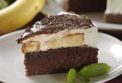 Vrstvenie torty s krémom a banánom