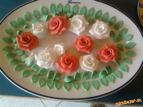 Detailne zdobené ružičky a lístky na torte