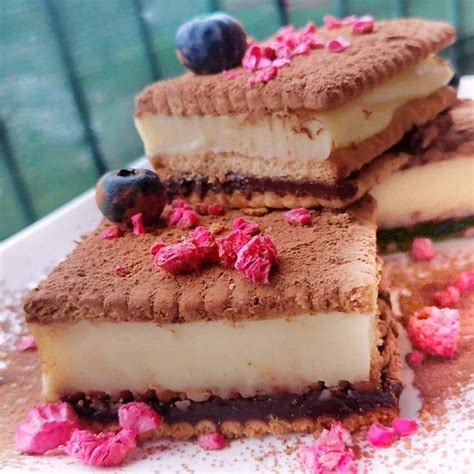 Nepečený zákusok s višňami a čokoládovou polevou