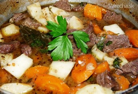 hovädzie mäso dusené s koreňovou zeleninou