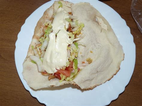 Zostavenie hotového plneného arabského chleba