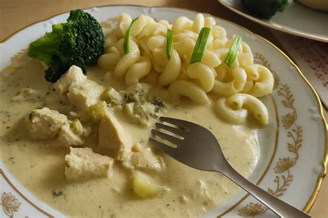 Servírované kuracie soté s cestovinami a brokolicou