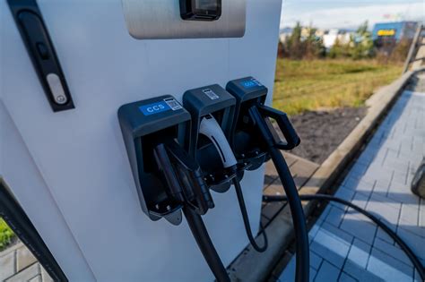 Nabíjacie stanice pre elektromobily v areáli univerzity
