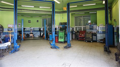 Interiér autoservisu s náradím a vozidlom