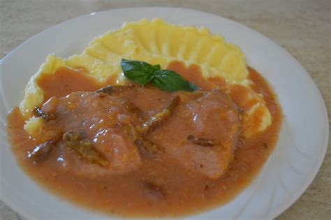 Bravčové mäso dusené v hrnci s lečom