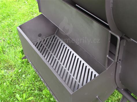 Detail rukoväte a pántov grilu