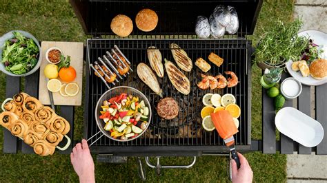 Ilustrácia úsporného grilovania s opätovným využitím uhlia