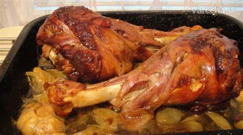 Morčacie stehno pečené s jablkami a cibuľou