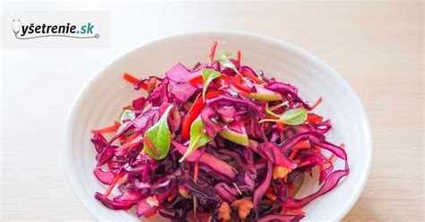 Ukážka farebných zmien roztoku z červenej kapusty v závislosti od pH