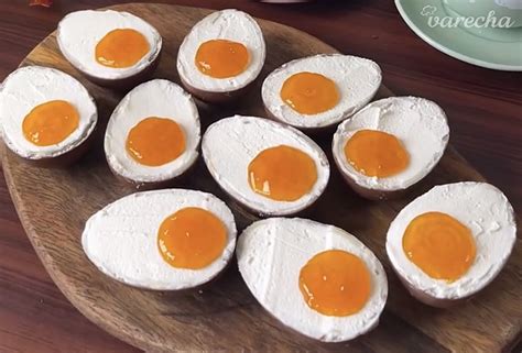 Veľkonočné vajíčka zafarbené červenou kapustou