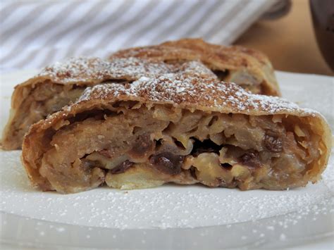 Jablková štrúdľa s orechmi a hrozienkami