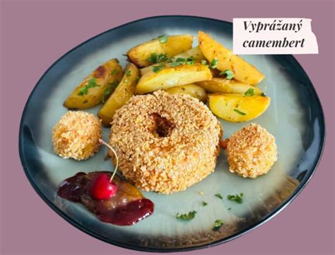 Zlatistý vyprážaný camembert s hranolkami