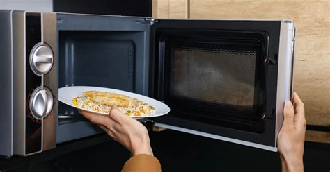 Porovnanie ohrevu jedla v mikrovlnke a parnom hrnci