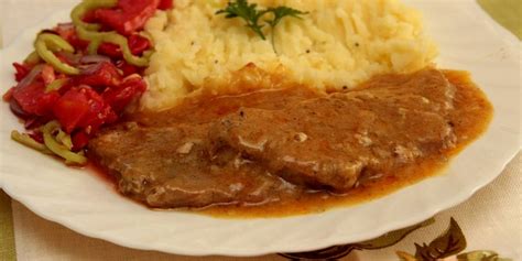 Servírovanie pečeného srnčieho chrbta