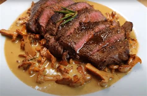 Ilustrácia steak s hranolkami a omáčkou