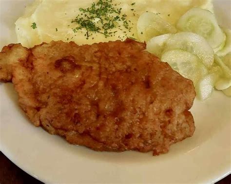 Servírovanie kuracích placiek so zemiakovou kašou a šalátom