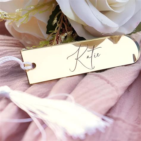 saténové stuhy ako menovky na svadbu