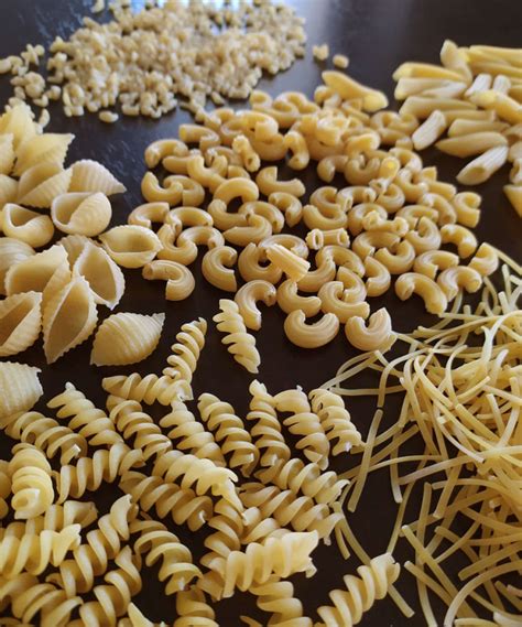 Infografika porovnávajúca hmotnosť suchých a varených cestovín