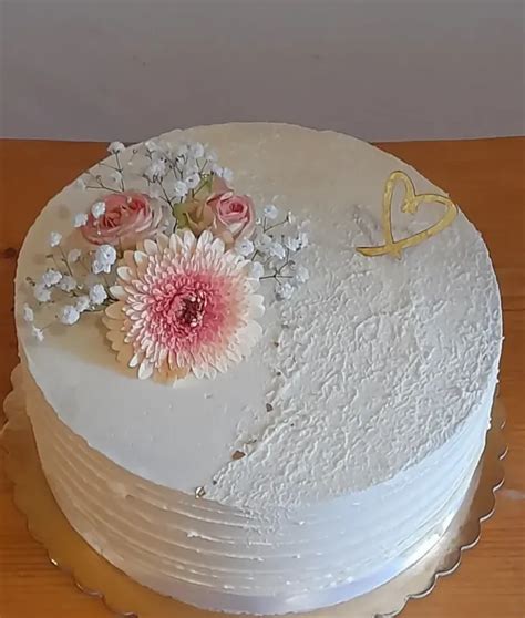 Svadobná torta s ovocím a kvetmi