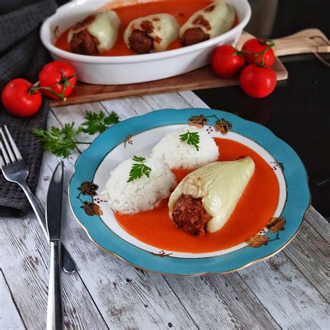 Fotografia hotovej srbskej plnenej papriky s prílohou