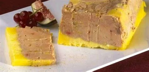 Štýlové naservírovaná terina z foie gras s ovocím a pečivom