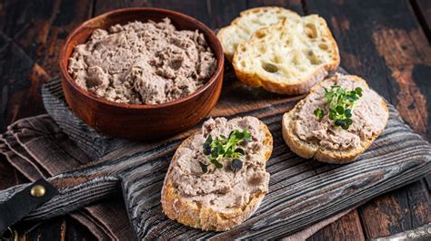Servírovanie rillettes s bagetou a nakladanou zeleninou