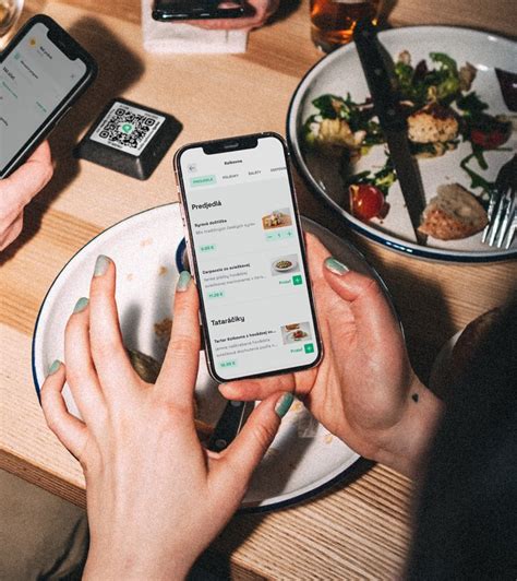 Ilustrácia používateľa, ktorý používa mobilnú aplikáciu na sledovanie jedla