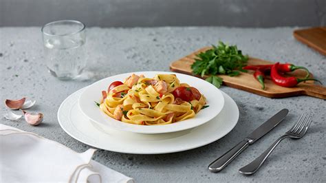 Servírované tagliatelle s lososom