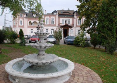 Exteriér Hotela Kriser v Pezinku s fontánou a záhradou