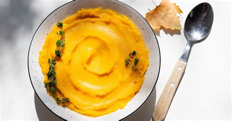 Servírované tekvicové pyré s mäsom a zeleninou