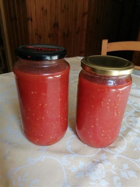 Ingrediencie na paradajkovú polievku v košíku