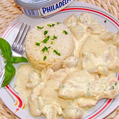 Servírované kuracie prsia so smotanovou omáčkou, ryžou a hráškom